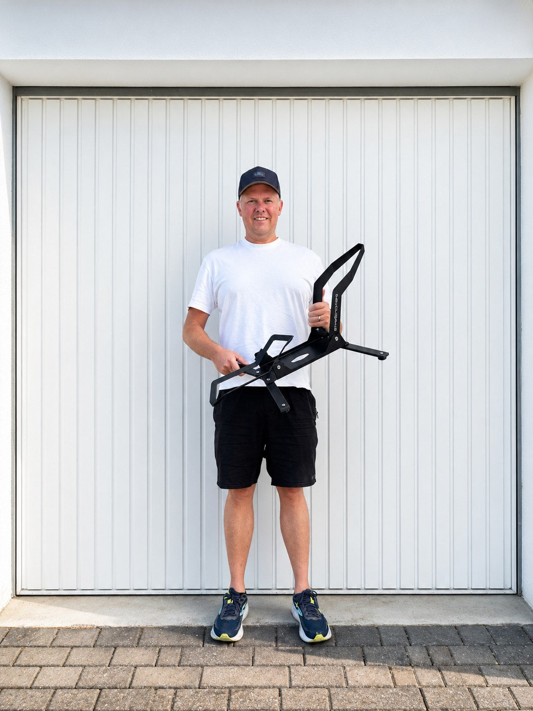Daniel, Gründer von shredbrothers, mit dem PRO STAND